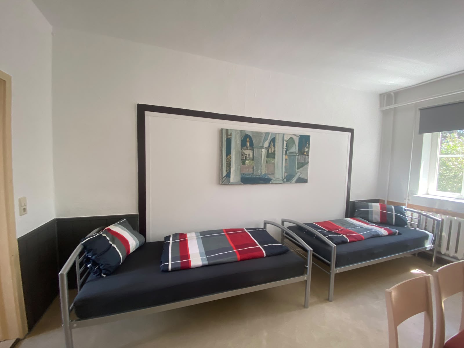 Doppelzimmer mit zwei Betten und neuer Wandgestaltung