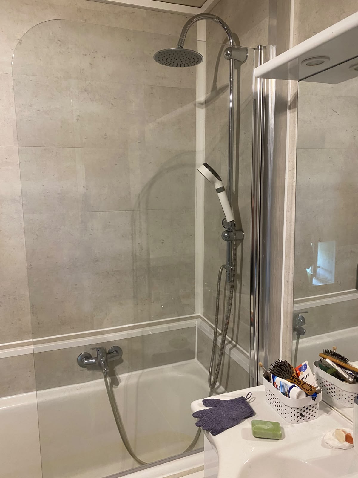 Badewanne mit erneuerten Silikonfugen und Duschwand