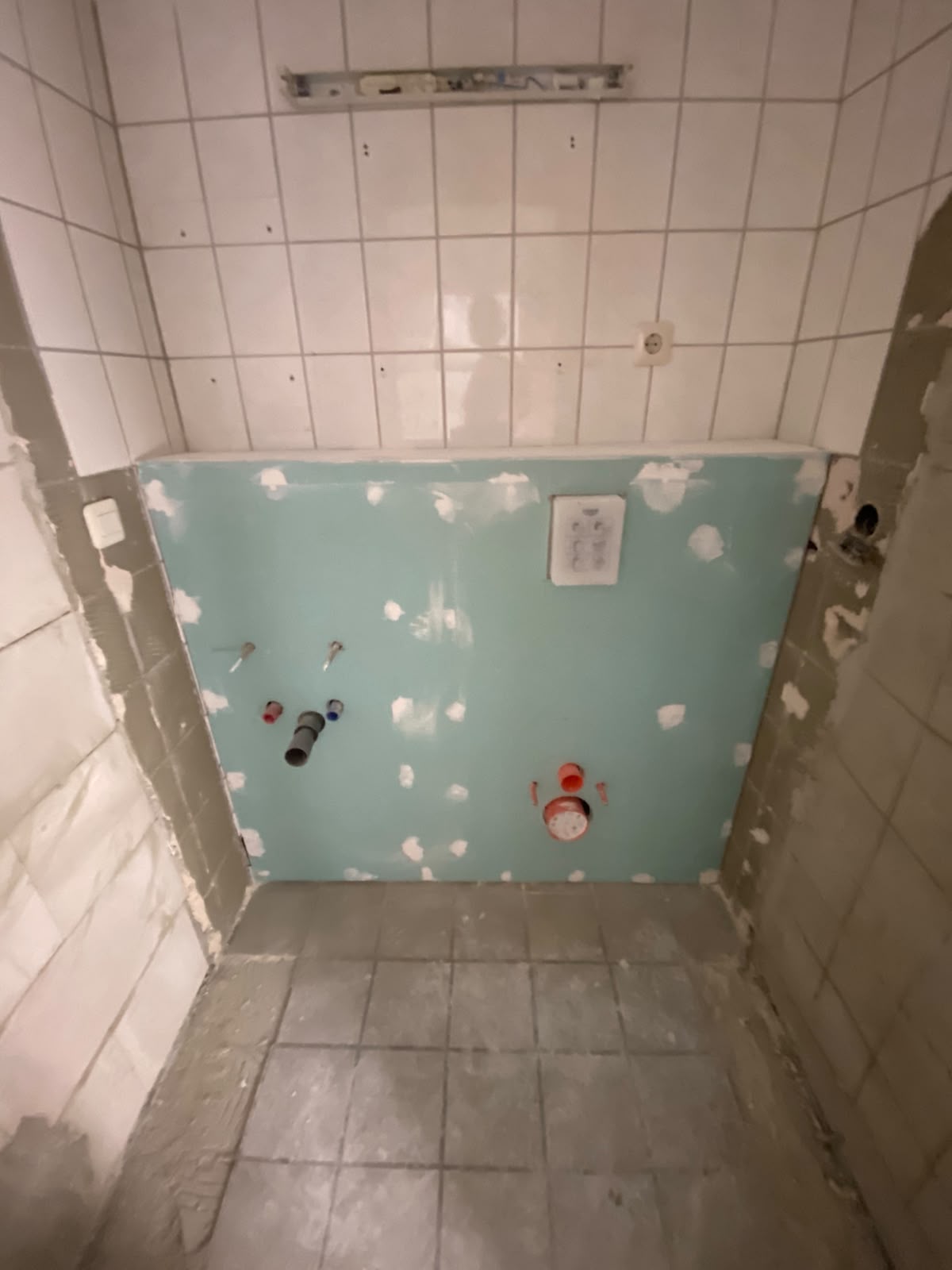 Neue Vorwandinstallation für WC mit vorbereiteten Sanitäranschlüssen