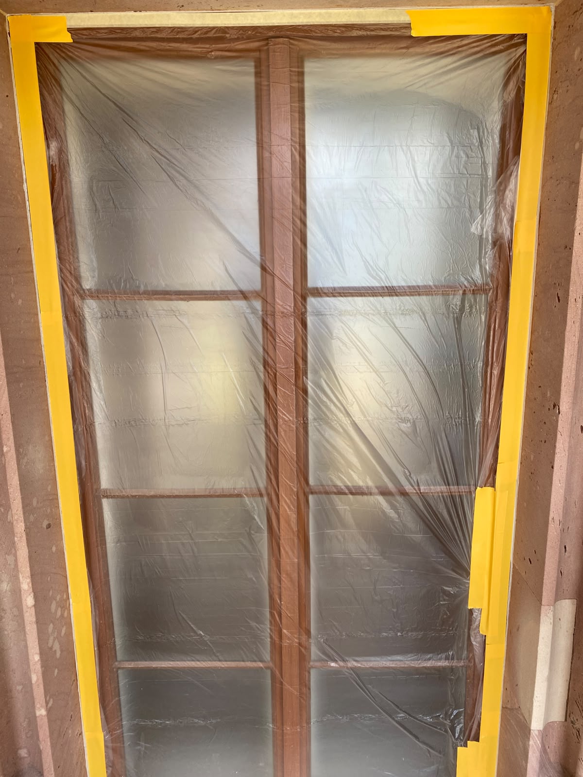 Fenster mit Schutzfolie und Klebeband gesichert