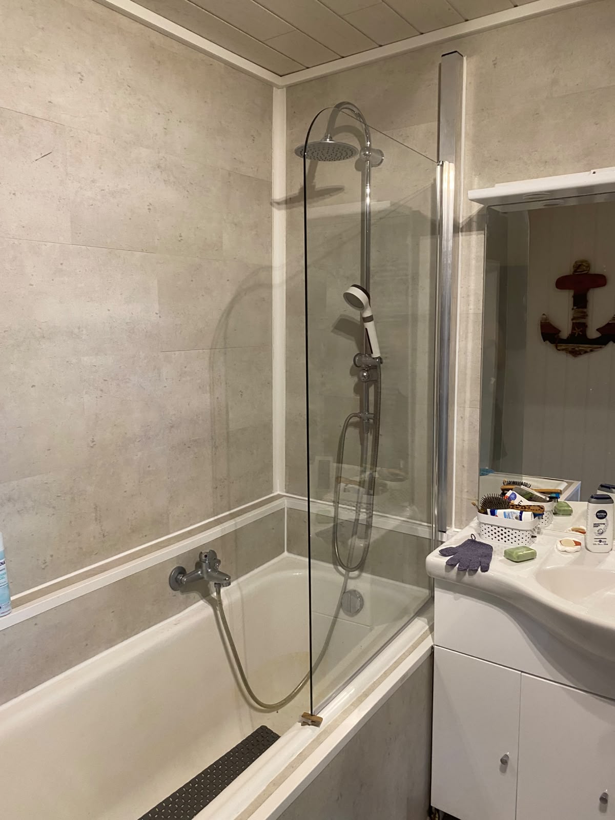 Neu eingebaute Glas-Duschwand an der Badewanne