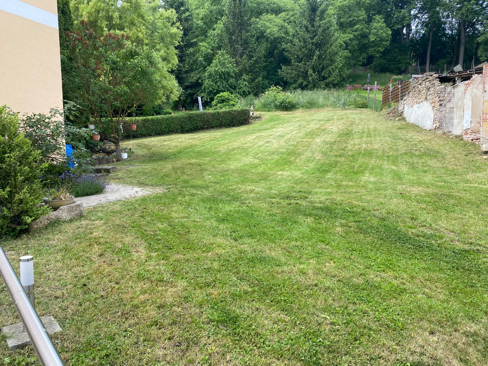 Weitläufiger gepflegter Garten mit Beeten und Gehweg